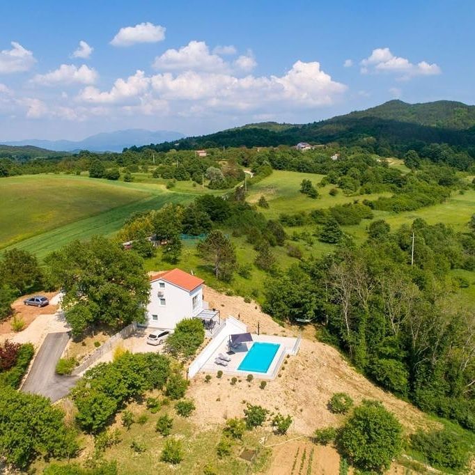 Casa vacanze con piscina, vicino a Pisino