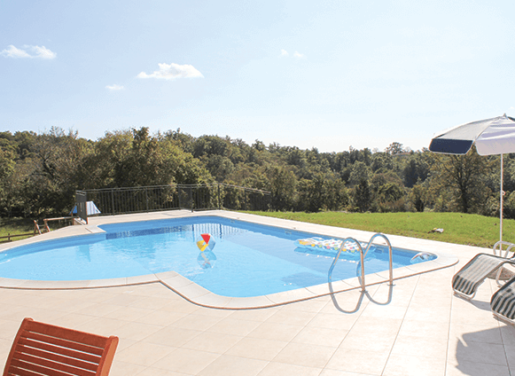 Una bella casa con piscina in una posizione tranquilla