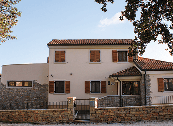 Una bella casa con piscina in una posizione tranquilla