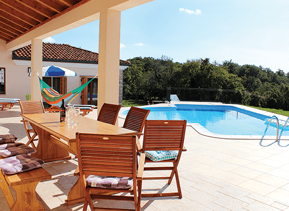 Una bella casa con piscina in una posizione tranquilla