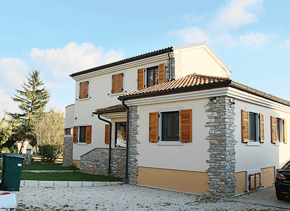 Una bella casa con piscina in una posizione tranquilla