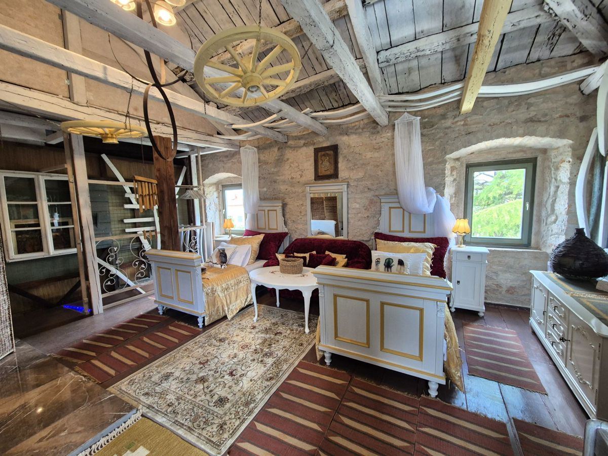 Bella casa bifamiliare in pietra, vicino a Marčana