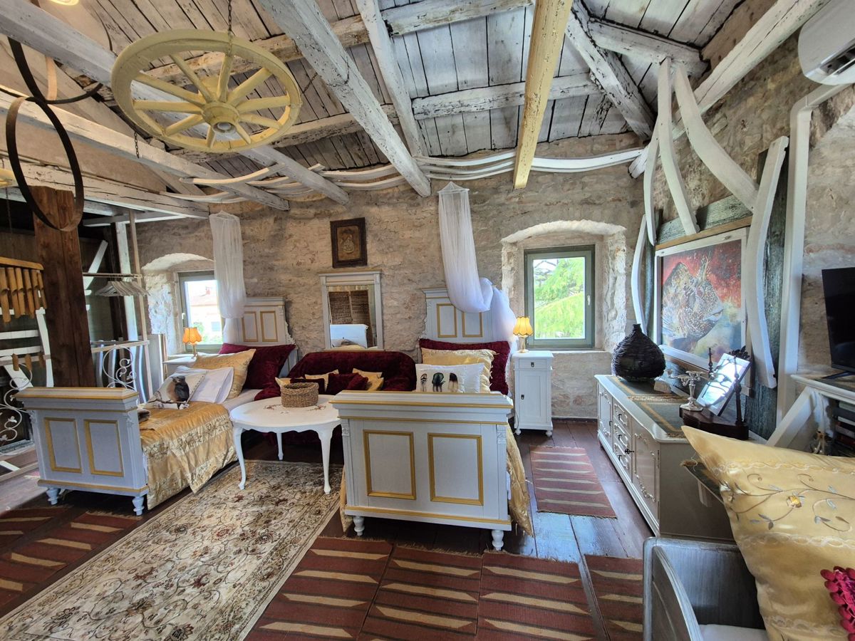 Bella casa bifamiliare in pietra, vicino a Marčana