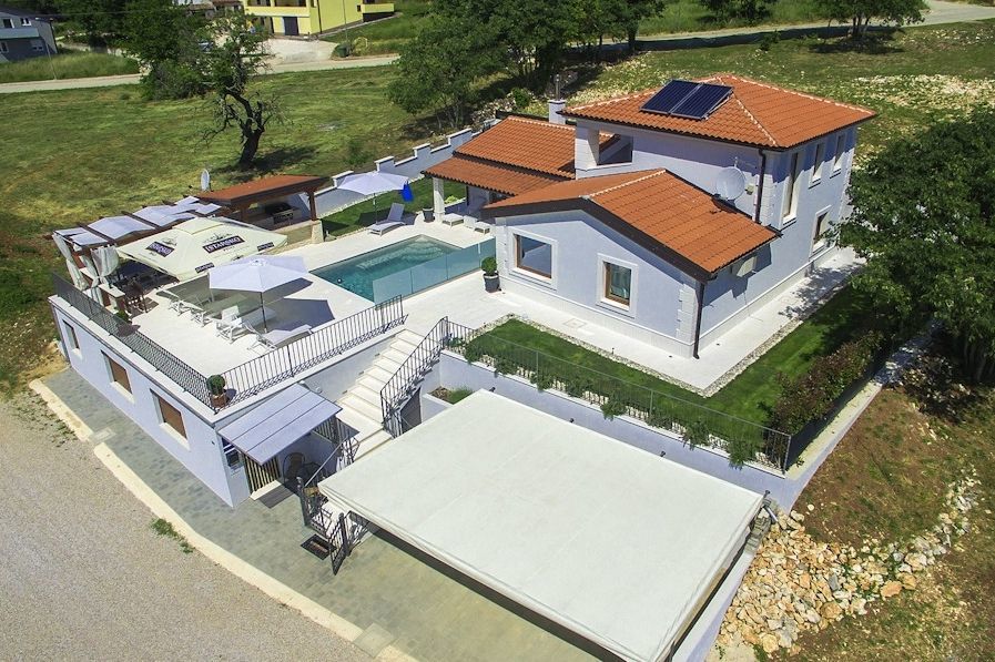 Villa con piscina in un ambiente tranquillo, vicino a Novigrad