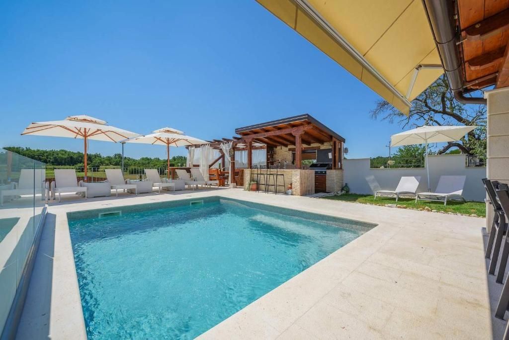 Villa con piscina in un ambiente tranquillo, vicino a Novigrad