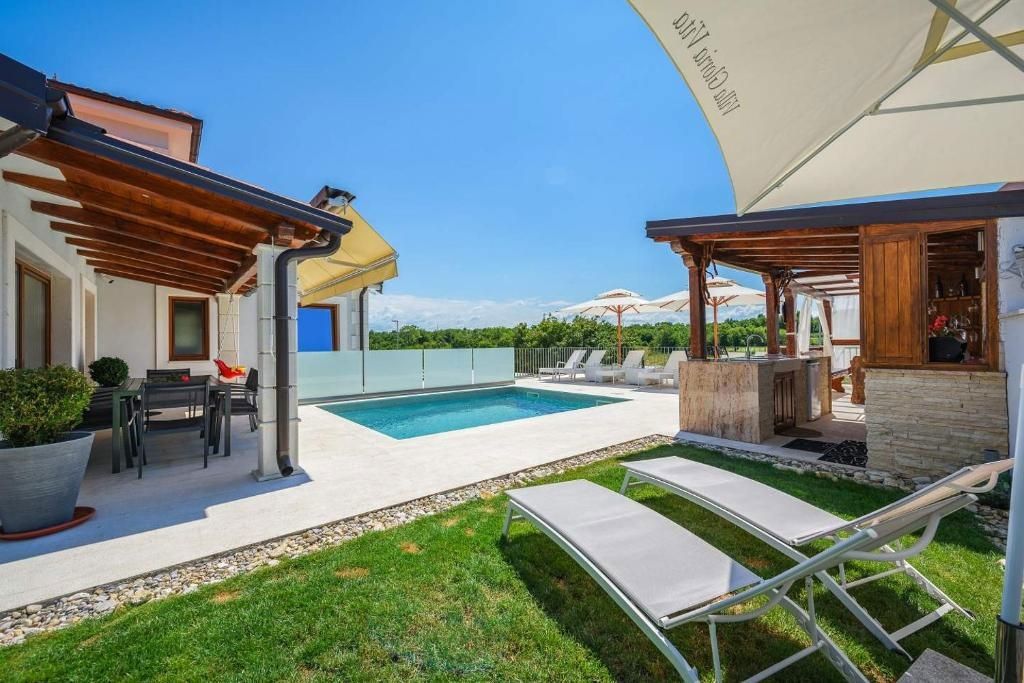 Villa con piscina in un ambiente tranquillo, vicino a Novigrad