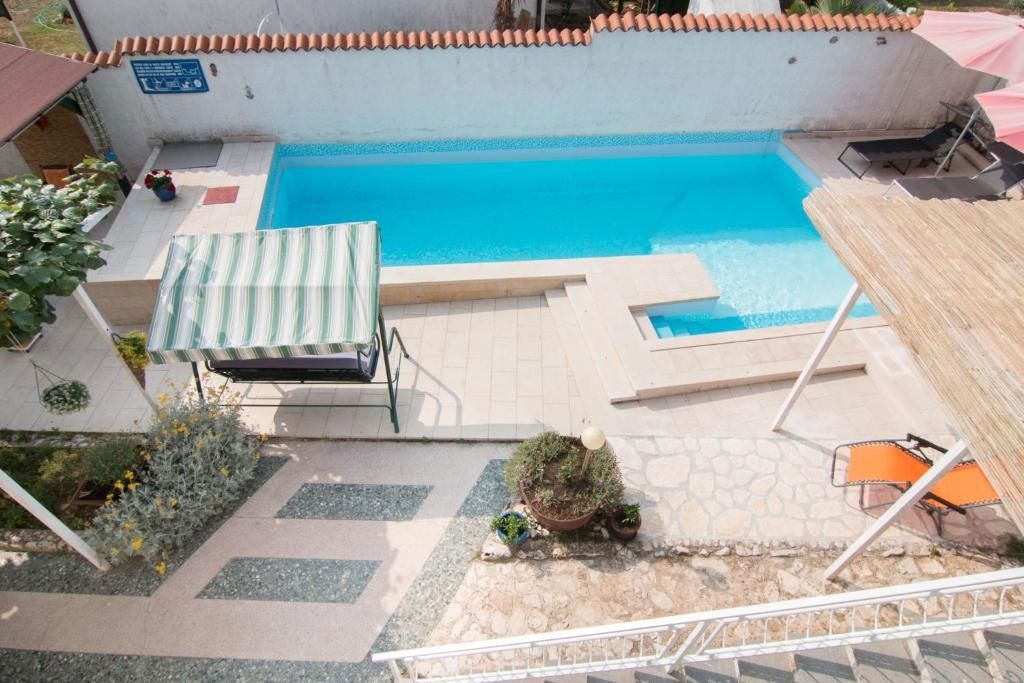 Casa con piscina e quattro unità abitative, vicino a Fasana