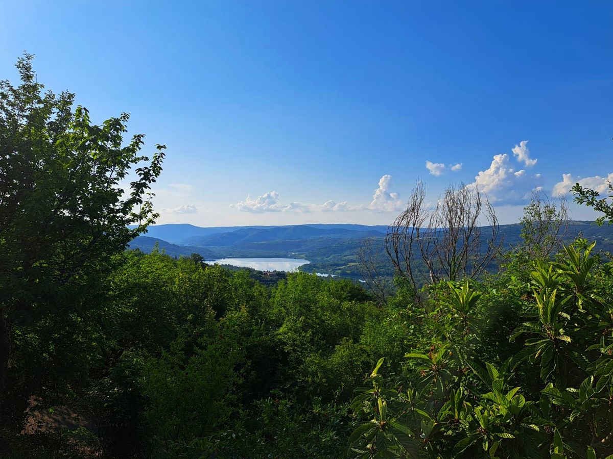 Terreno edificabile con vista sul lago Butoniga, vicino a Pisino