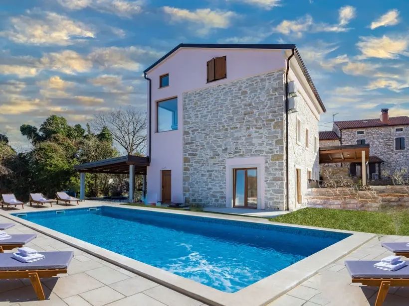 Villa in pietra con piscina, vicino a Verteneglio