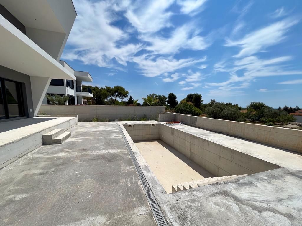 Casa moderna con piscina e vista mare in fase Rohbau, Medulin