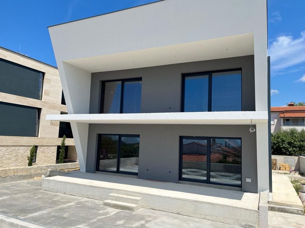 Casa moderna con piscina e vista mare in fase Rohbau, Medulin