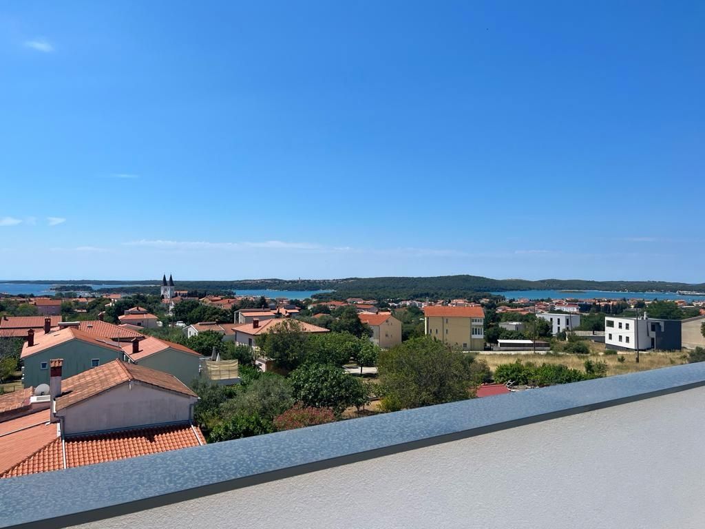 Casa moderna con piscina e vista mare in fase Rohbau, Medulin