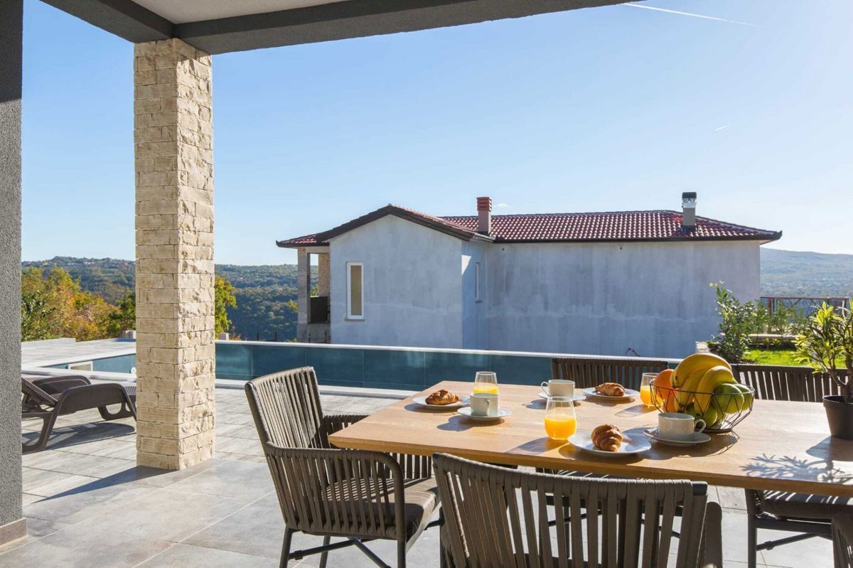 Nuova costruzione con piscina e vista panoramica, zona Labin