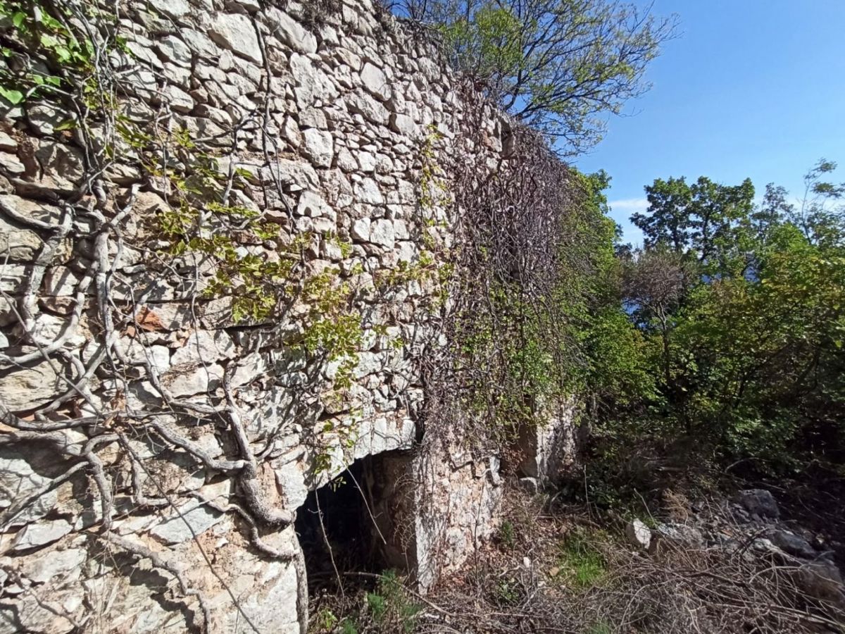 Un rudere appartato unico con vista sul mare