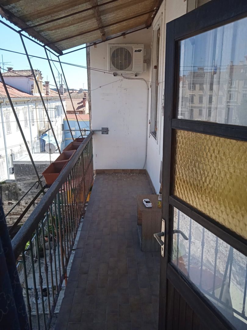 Ampio trilocale con balcone nel centro di Pola