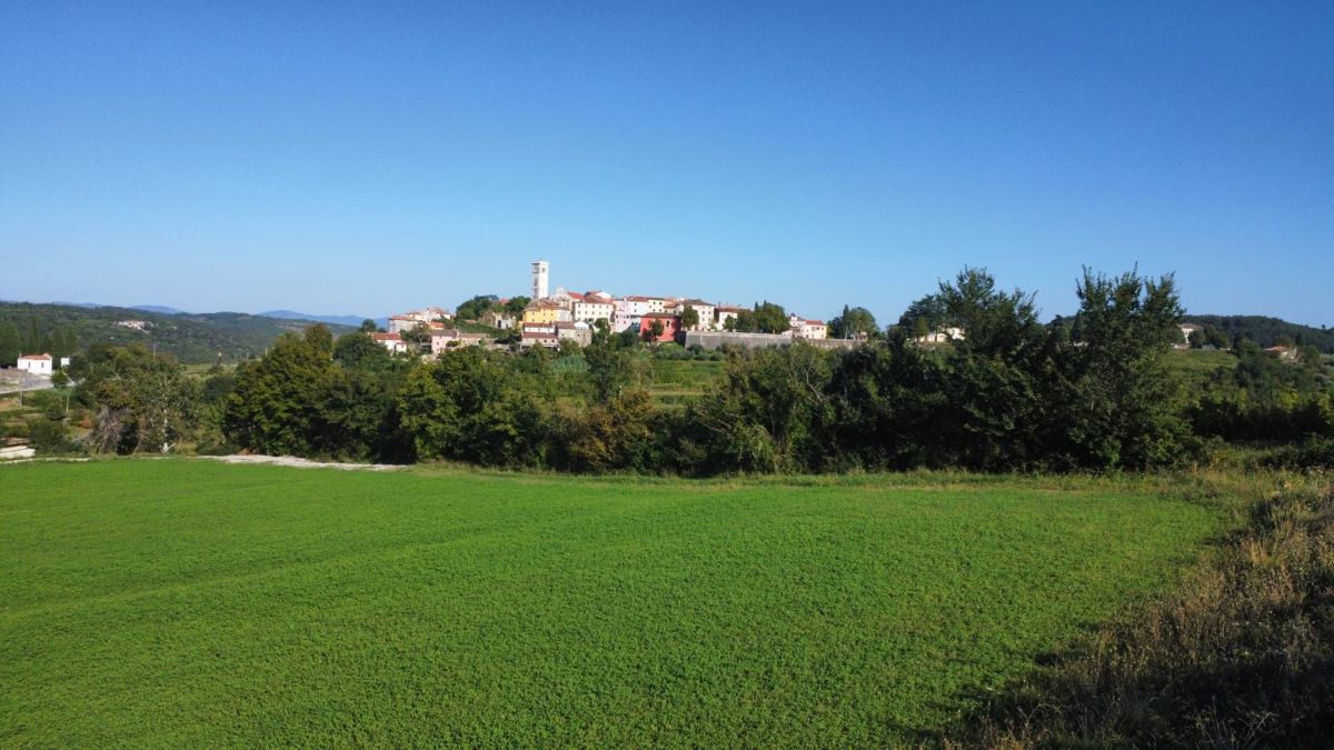 Oprtalj, Terreno edificabile con permesso di costruzione e vista unica.