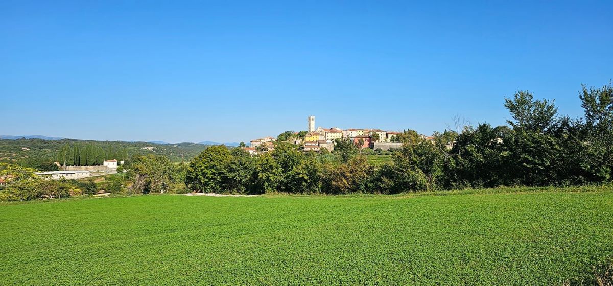 Oprtalj, Terreno edificabile con permesso di costruzione e vista unica.