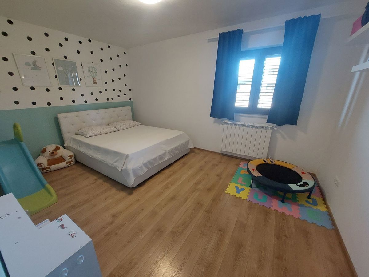 Casa a un piano con ampio giardino, periferia di Labin