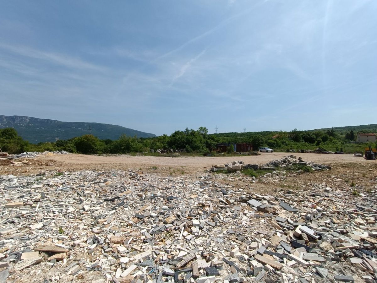 Terreno ideale per un capannone di produzione di 3000m2