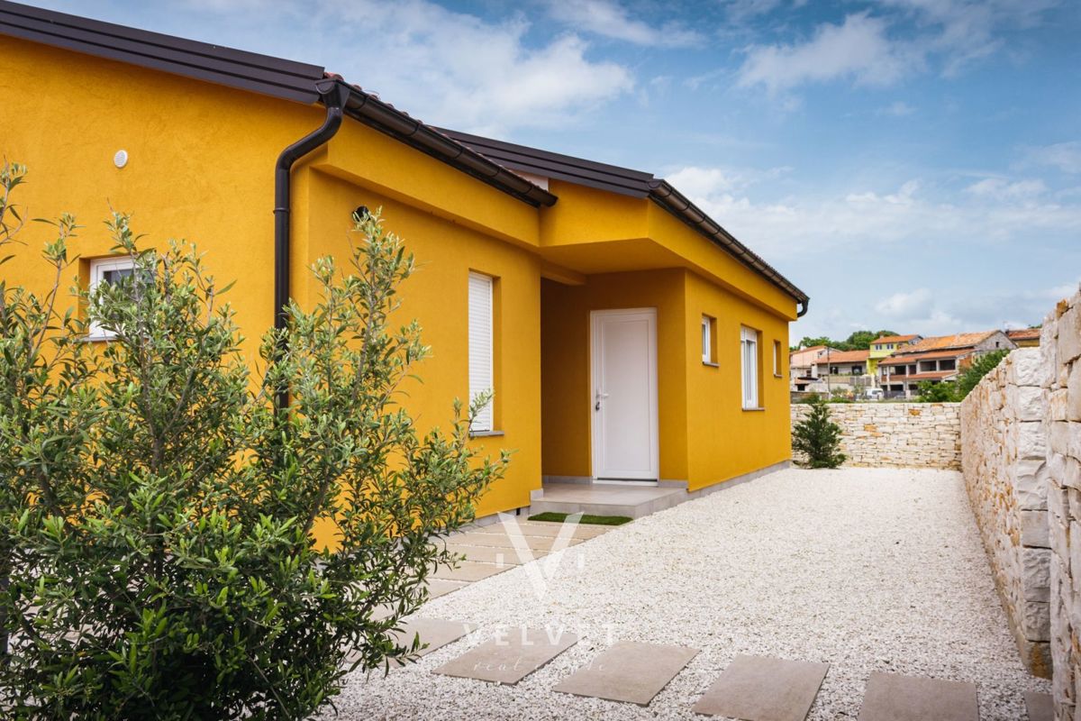 Casa al piano terra con piscina e campo da pallavolo, vicino a Svetvincenat