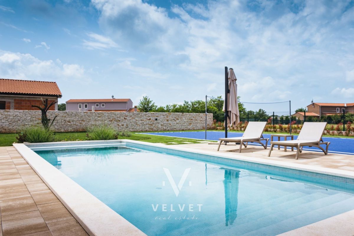 Casa al piano terra con piscina e campo da pallavolo, vicino a Svetvincenat