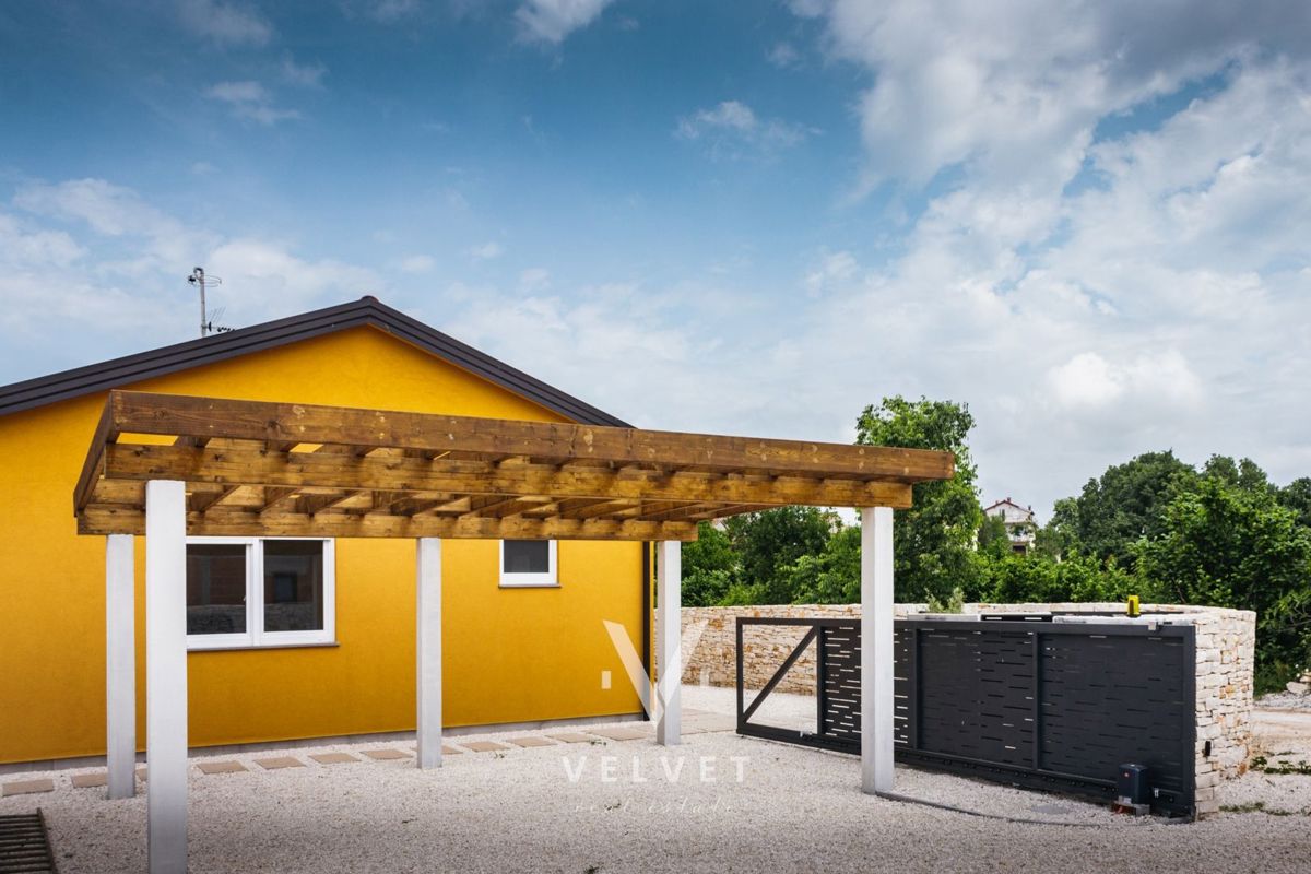 Casa al piano terra con piscina e campo da pallavolo, vicino a Svetvincenat