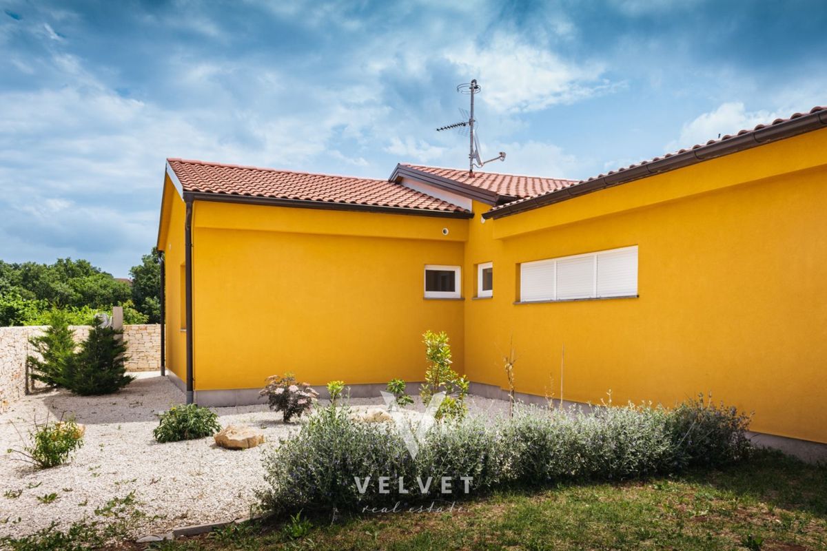 Casa al piano terra con piscina e campo da pallavolo, vicino a Svetvincenat