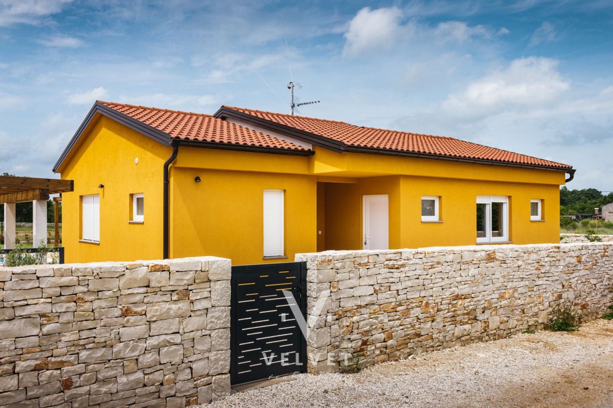 Casa al piano terra con piscina e campo da pallavolo, vicino a Svetvincenat