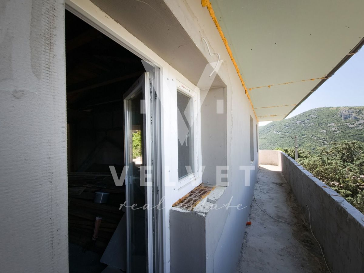 Una casa con tre appartamenti in fase di ristrutturazione