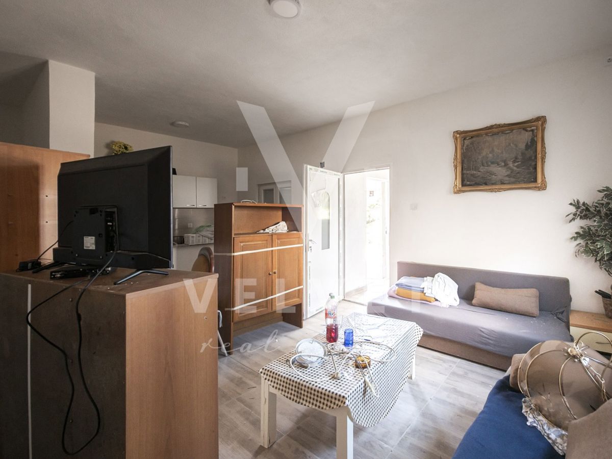 Una casa con tre appartamenti in fase di ristrutturazione