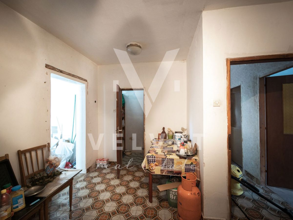 Una casa con tre appartamenti in fase di ristrutturazione