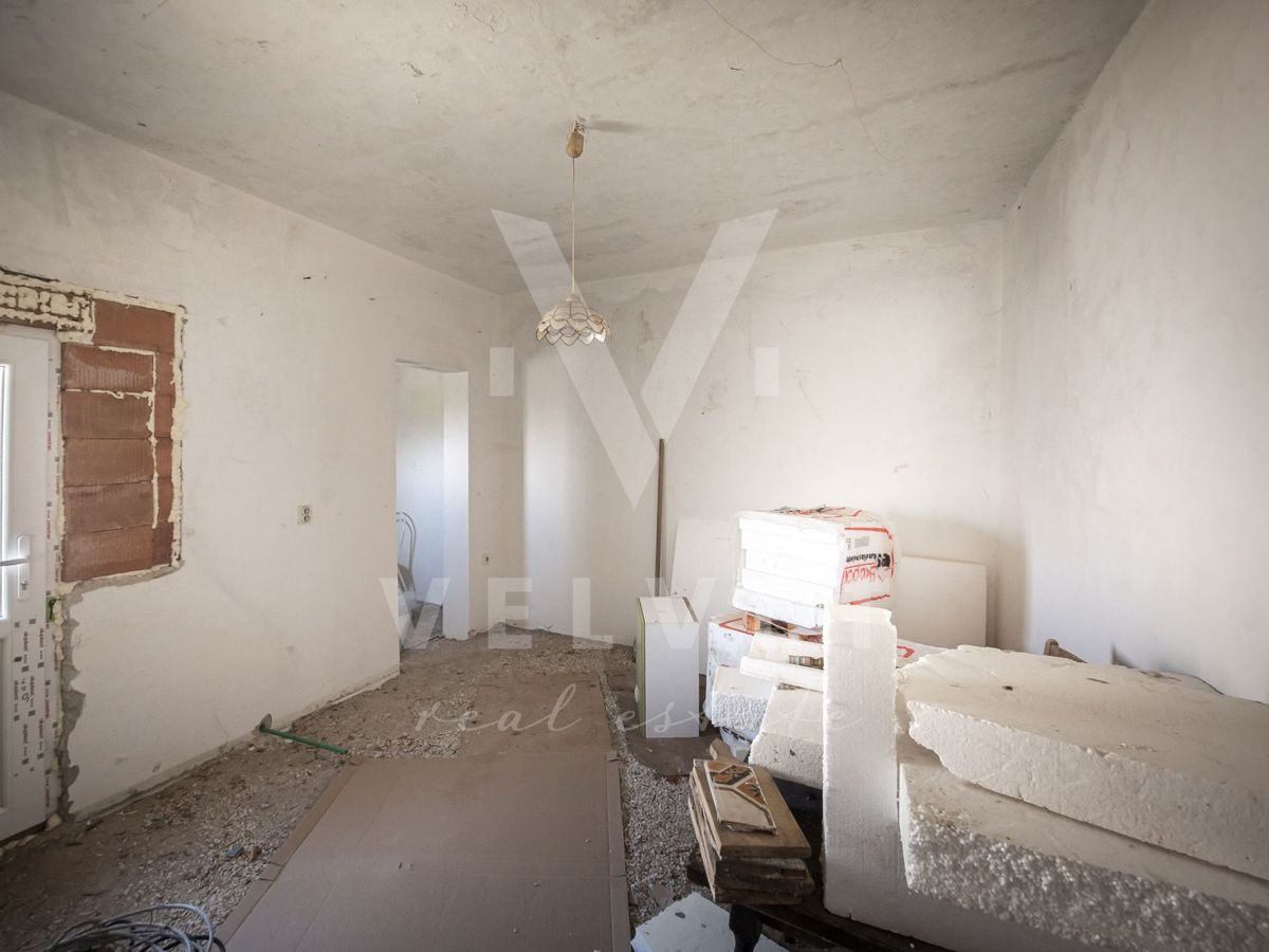 Una casa con tre appartamenti in fase di ristrutturazione