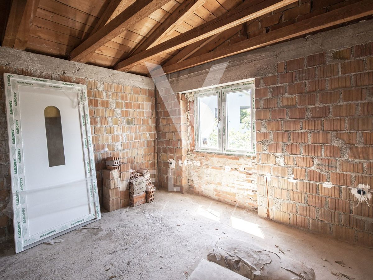 Una casa con tre appartamenti in fase di ristrutturazione