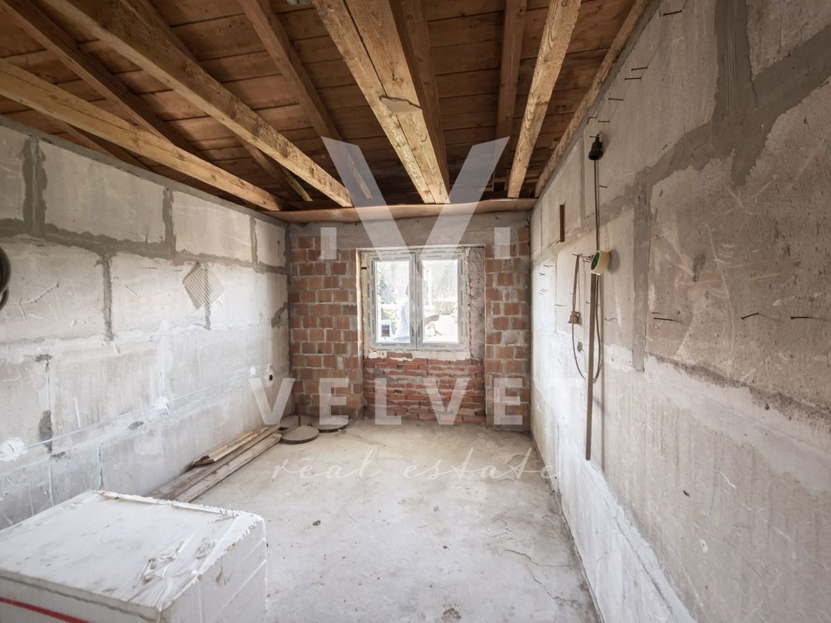 Una casa con tre appartamenti in fase di ristrutturazione