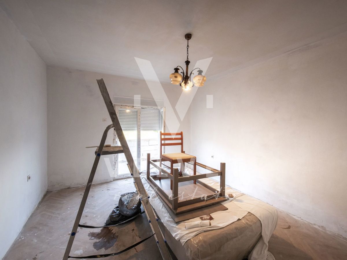 Una casa con tre appartamenti in fase di ristrutturazione