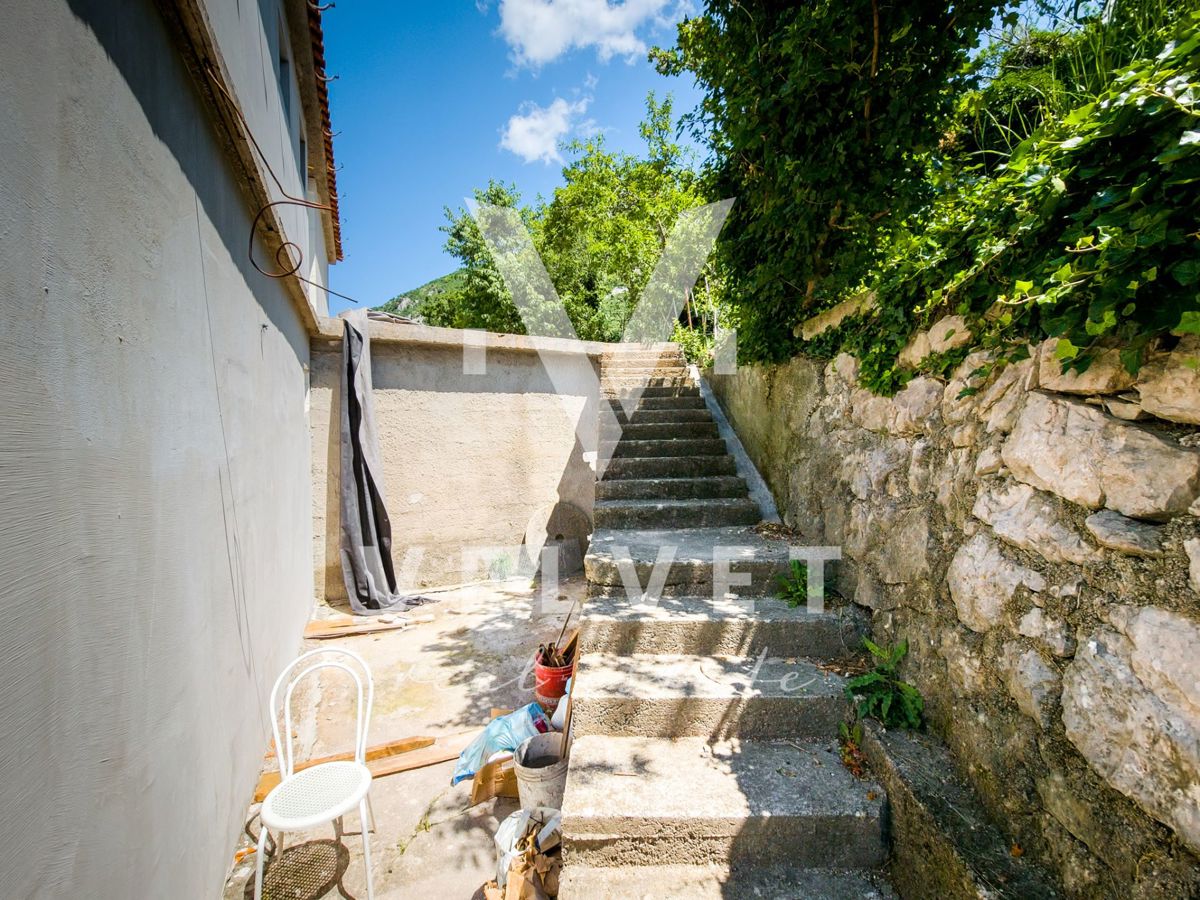 Una casa con tre appartamenti in fase di ristrutturazione