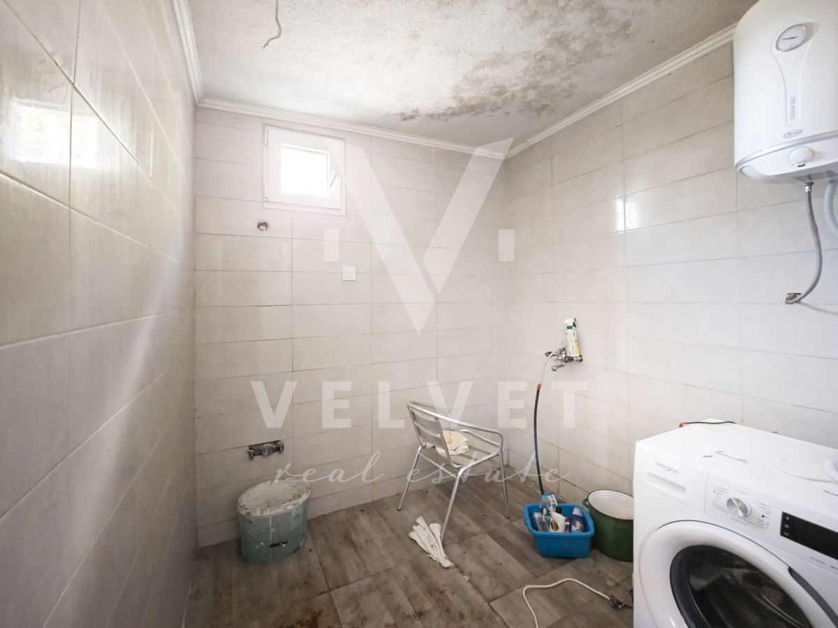 Una casa con tre appartamenti in fase di ristrutturazione