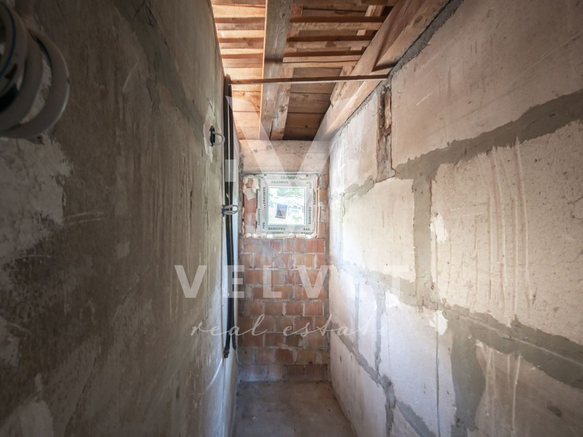 Una casa con tre appartamenti in fase di ristrutturazione