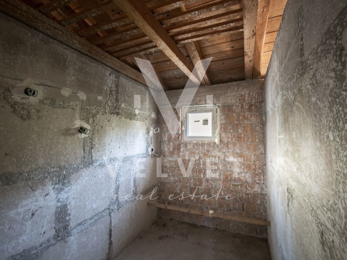 Una casa con tre appartamenti in fase di ristrutturazione