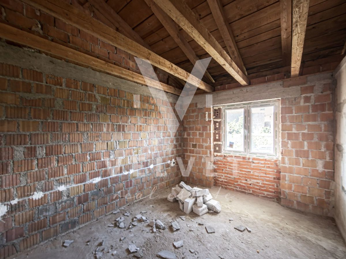 Una casa con tre appartamenti in fase di ristrutturazione