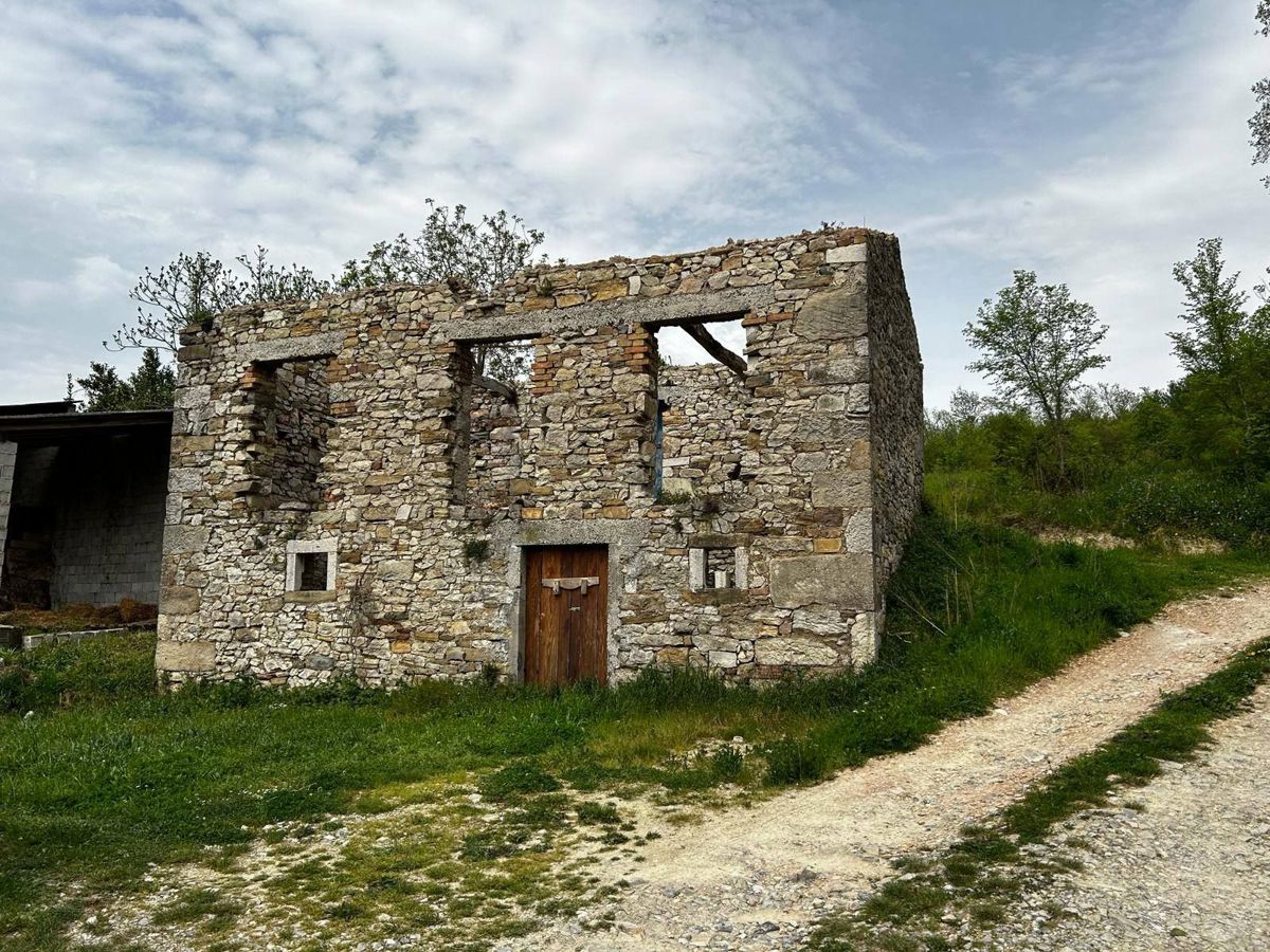 Casa in pietra con terreno agricolo, Potpićan