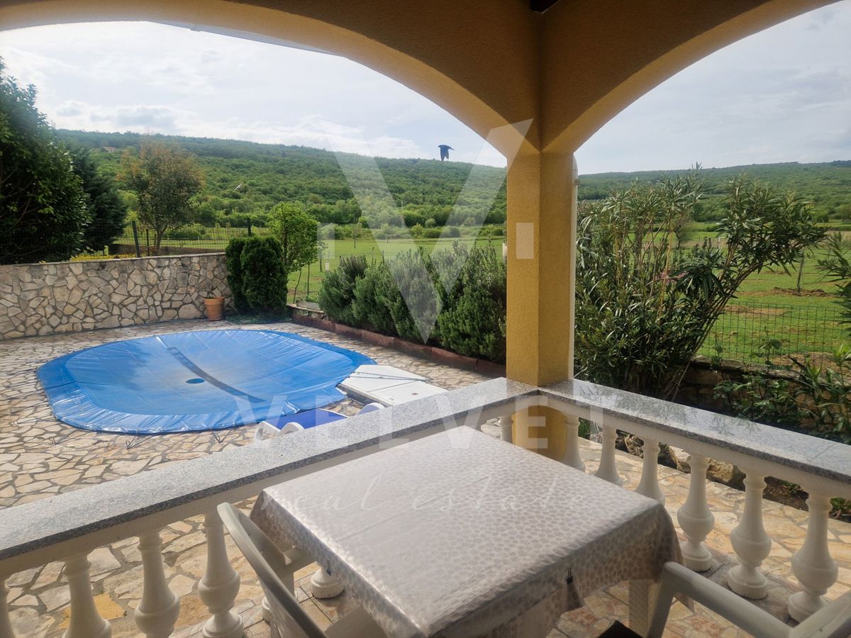 Una bellissima casa con piscina, non lontano da Labin
