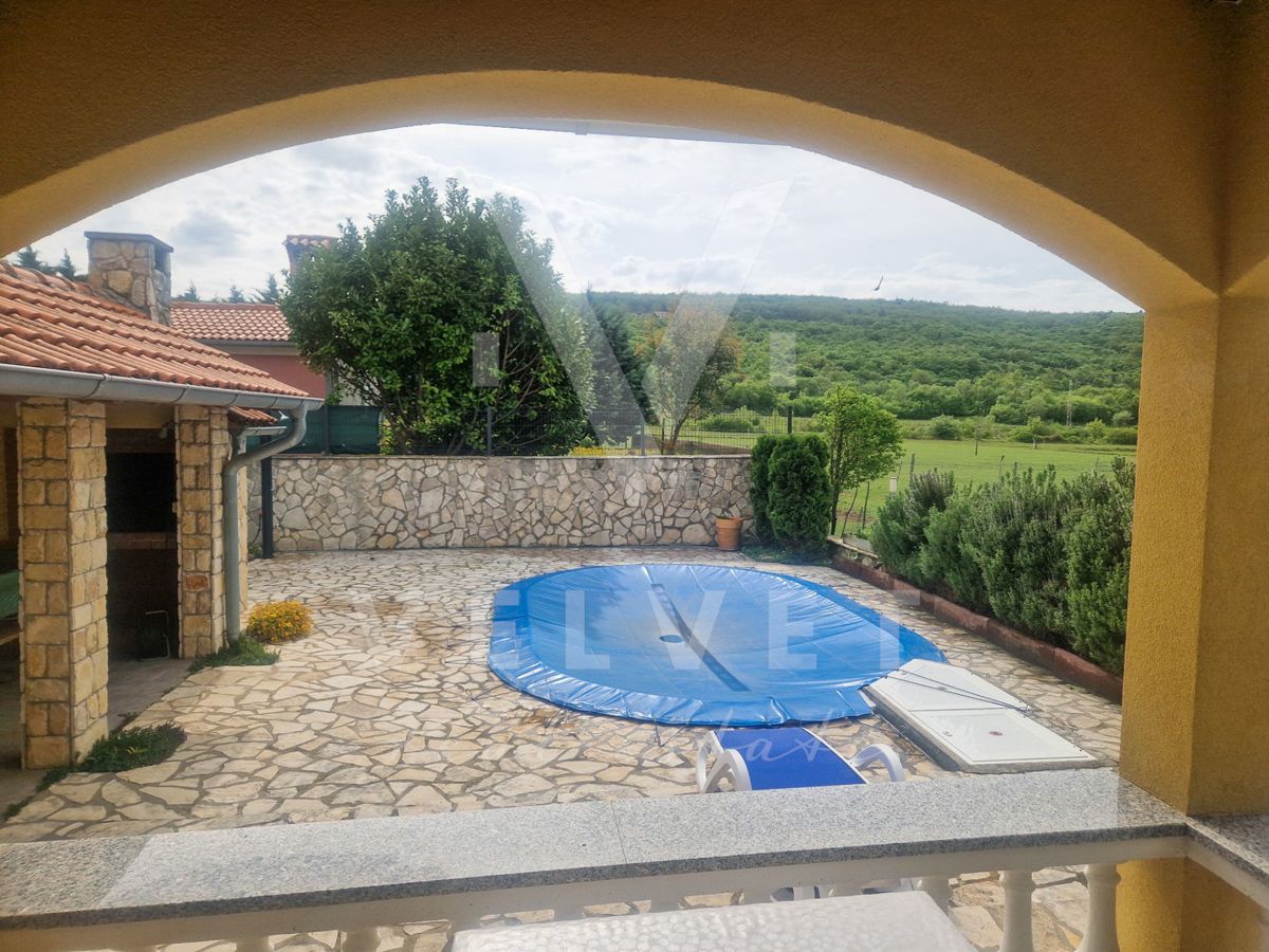 Una bellissima casa con piscina, non lontano da Labin