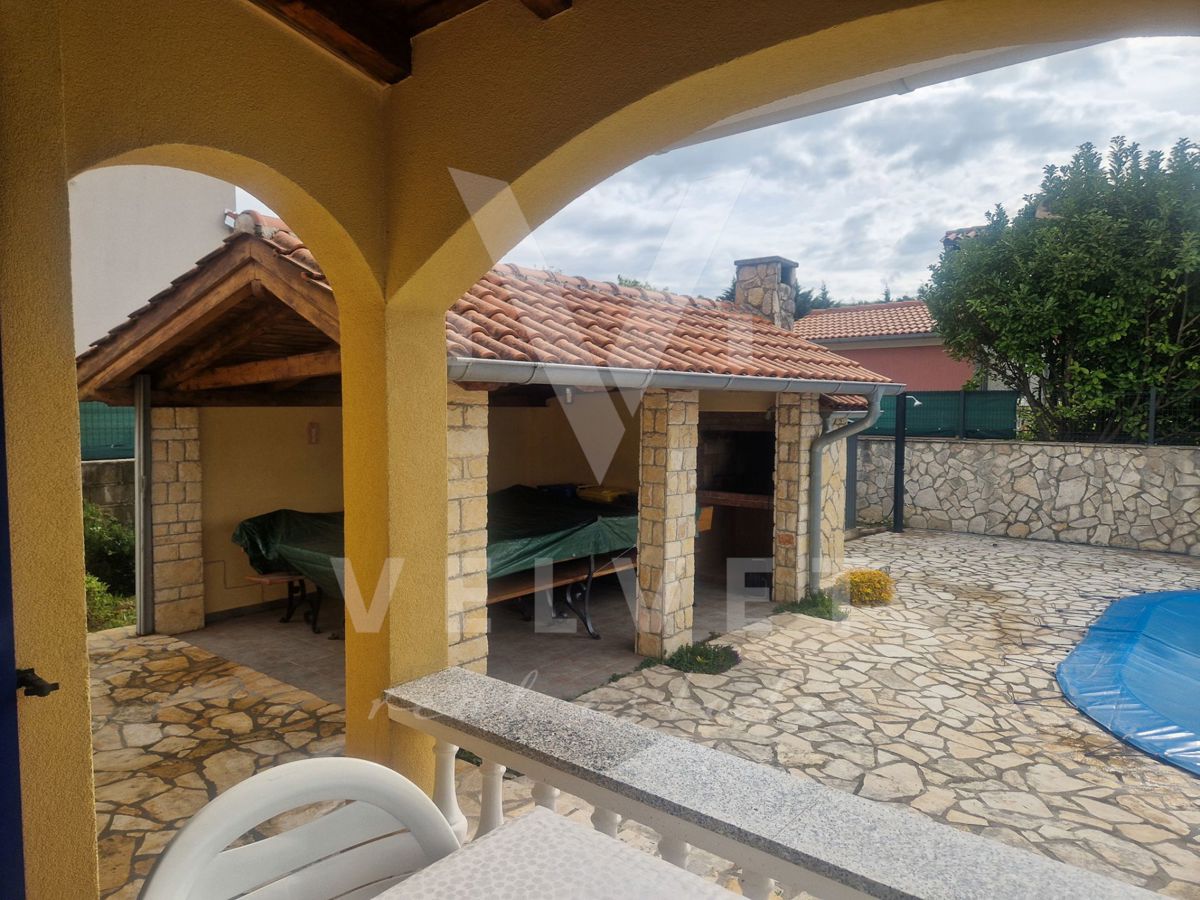 Una bellissima casa con piscina, non lontano da Labin