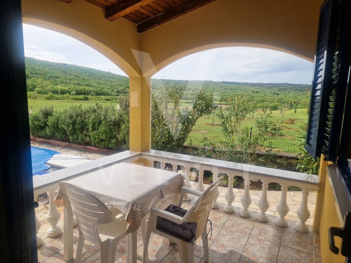 Una bellissima casa con piscina, non lontano da Labin