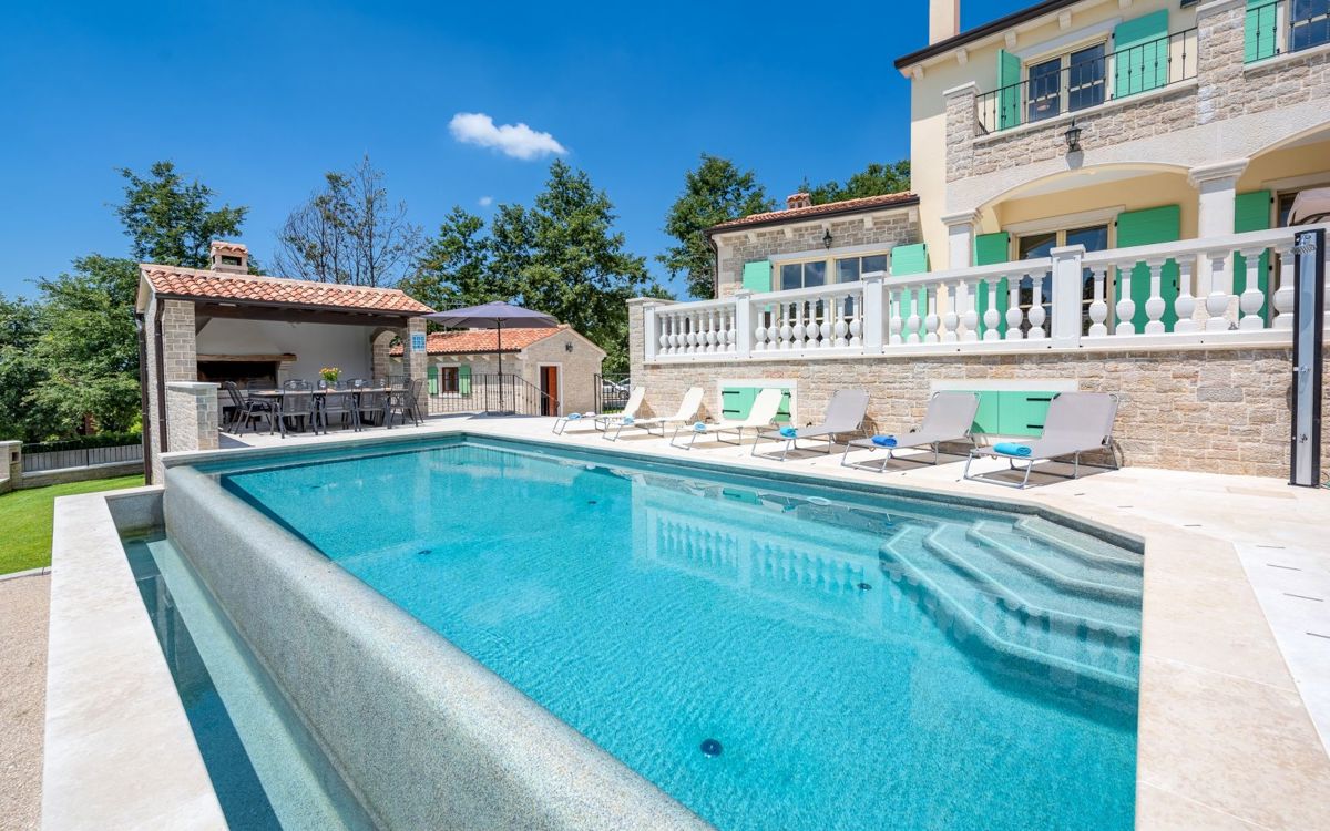 Bella villa con piscina a sfioro, vicino a Pisino