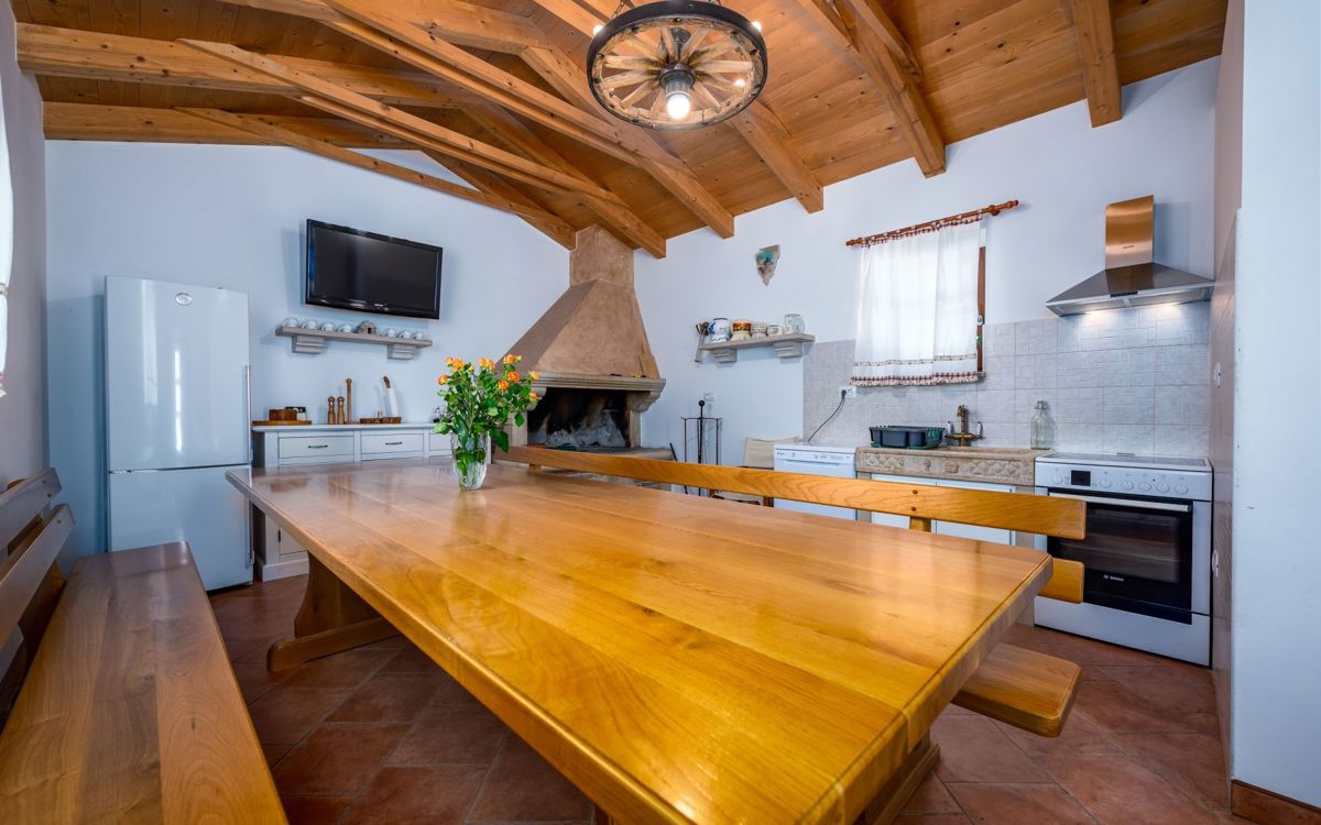 Bella villa con piscina a sfioro, vicino a Pisino