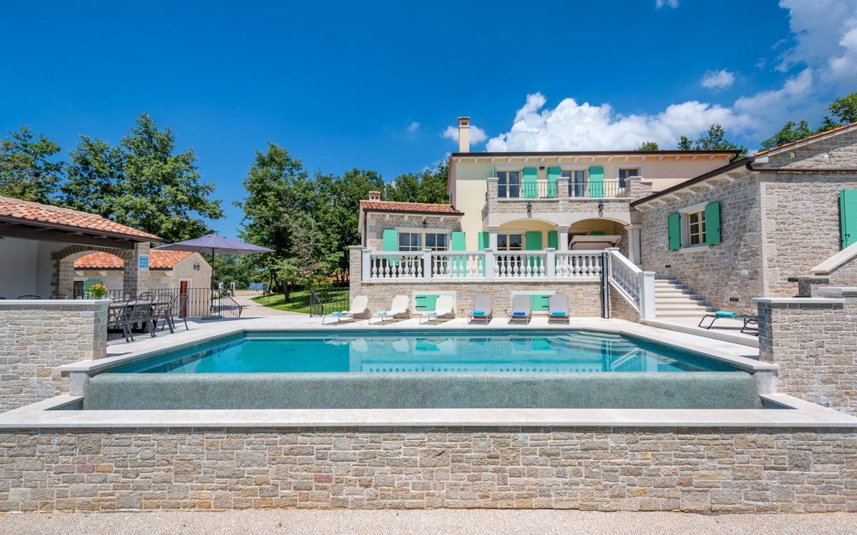 Bella villa con piscina a sfioro, vicino a Pisino