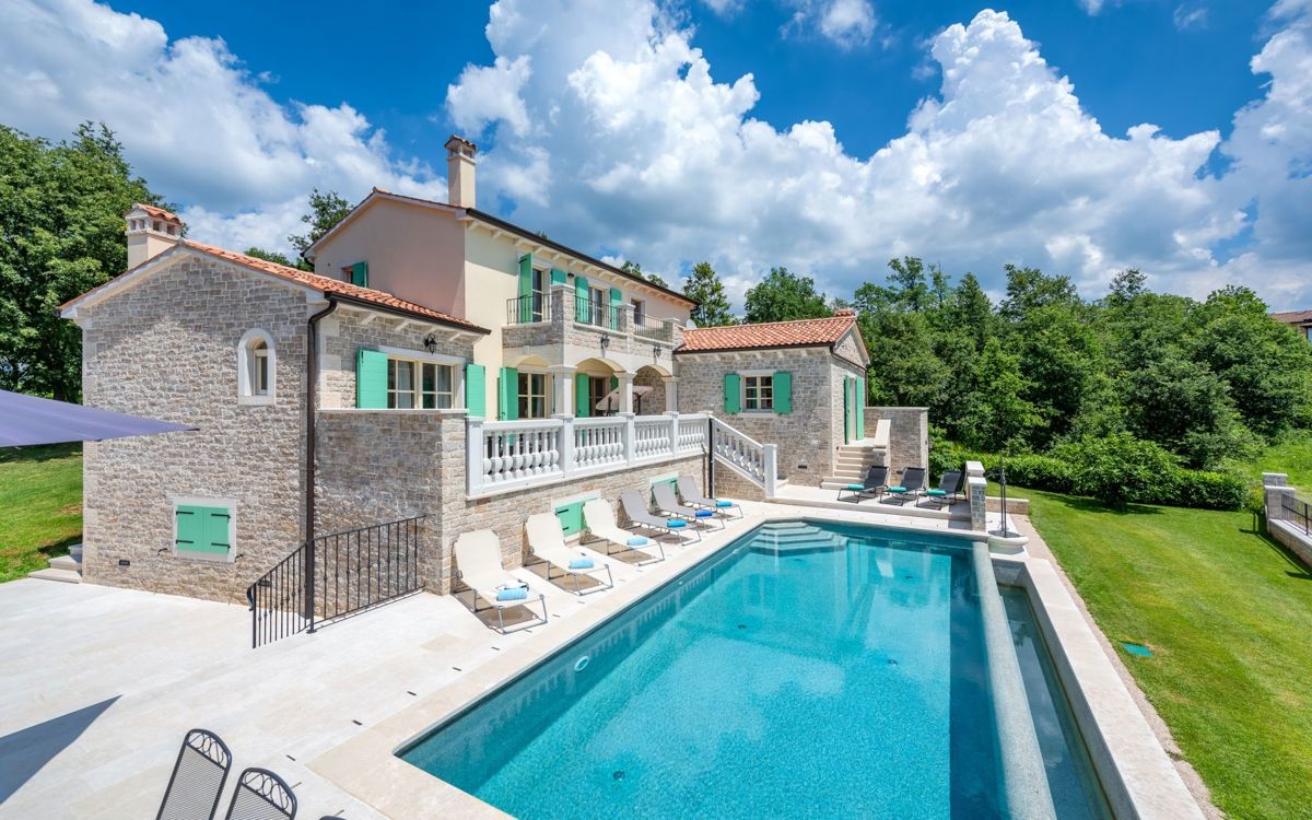 Bella villa con piscina a sfioro, vicino a Pisino