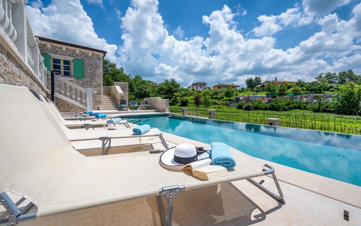 Bella villa con piscina a sfioro, vicino a Pisino